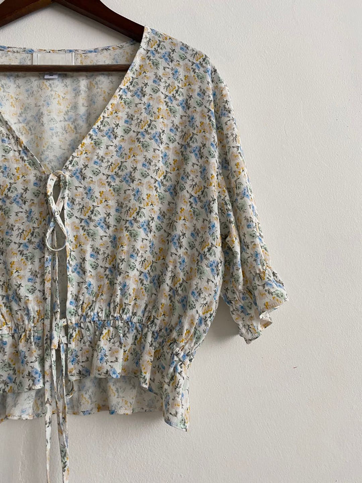 Dame luftig bluse med blomstret design og justerbar snor detalje Stilla