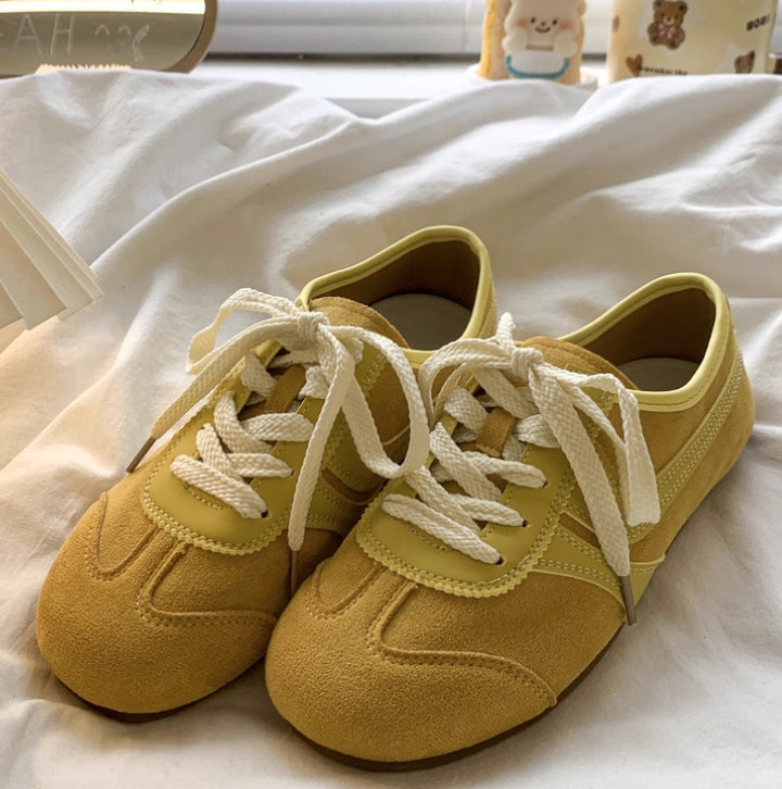 Dame Sporty Sneakers i Velourslæder med åndbare indsatser og særligt blød sål Stilla