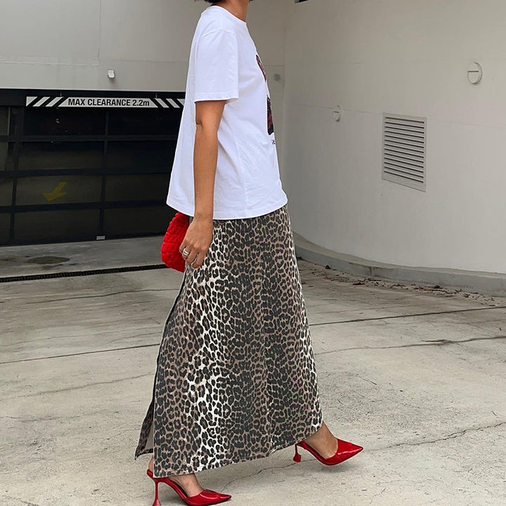 Dame maxiskørt i leopardmønster med elegant slids og flydende fald Stilla