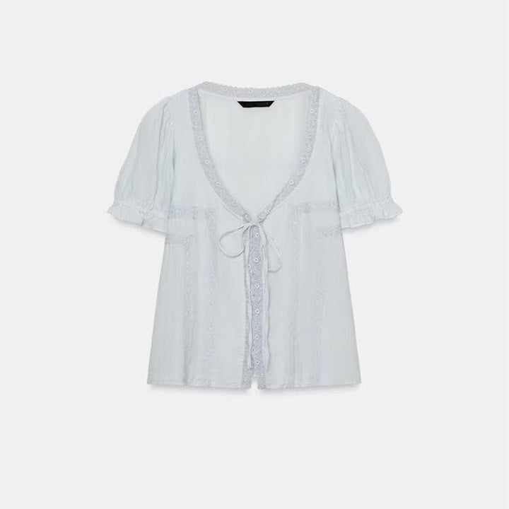 Dame luftig bluse med ruffles detaljer og dekorative knapper Skovae