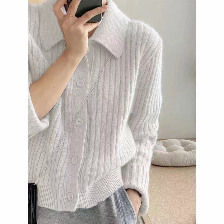 Dame cardigan med elegant knaplukning og ultramoderne ribbet design Stilla