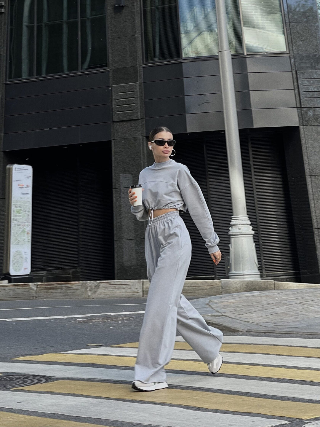 Kvindernes trendy cropped sweatshirts og brede bukser sæt Skovae