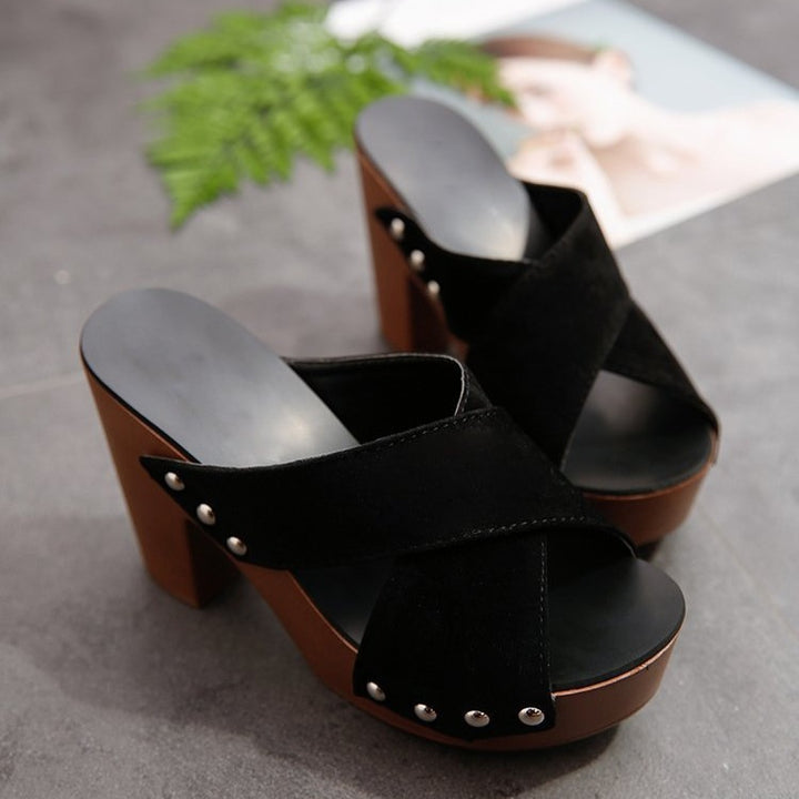 Dame Højhælede Sandaler med moderne Krydsremme og elegante Nitter Stilla