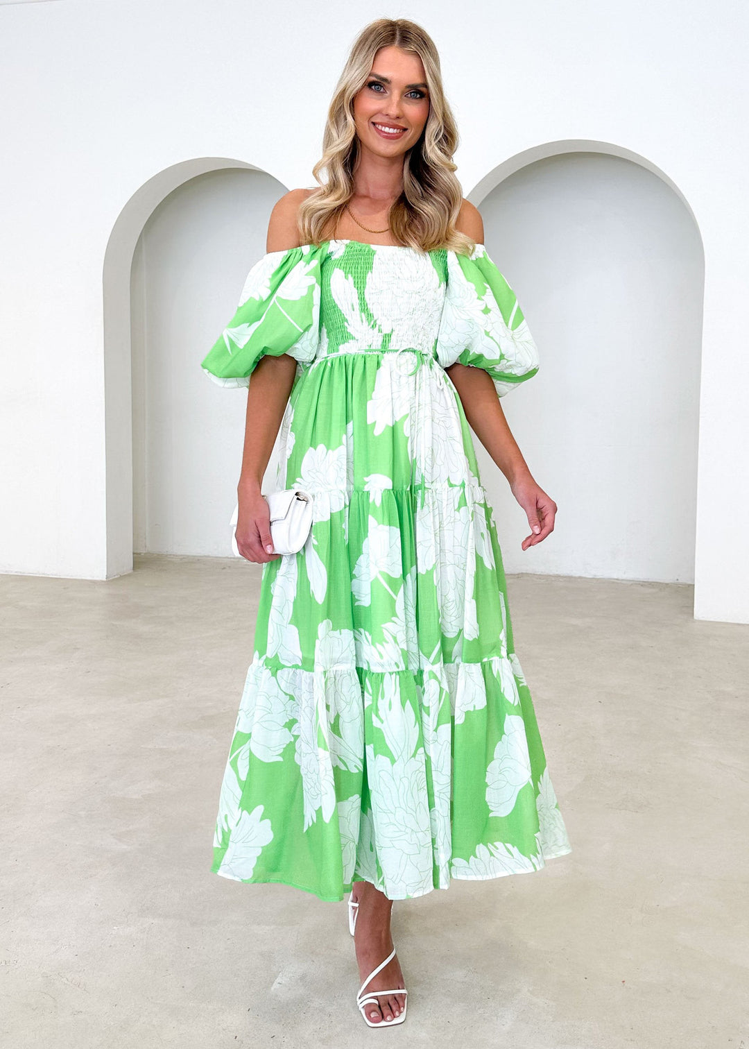 Dame Maxikjole med off-shoulder snit og luftige puffærmer Stilla