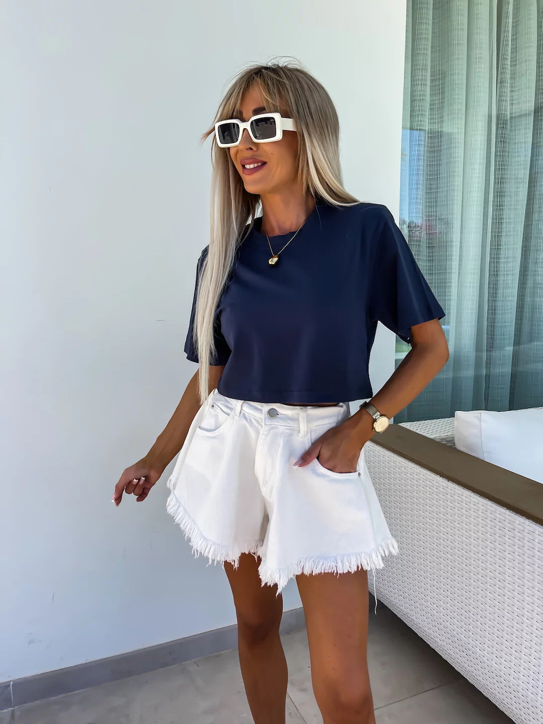 Kvinders cropped T-shirt i iøjnefaldende leopardmønster