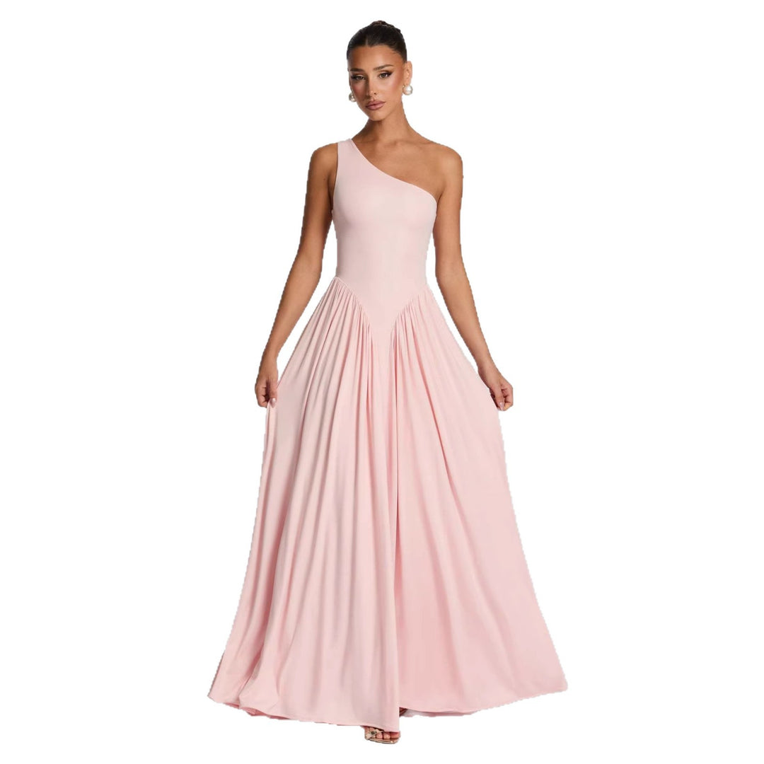 Kvindelige elegante asymmetrisk maxi kjoler med flydende nederdel og fine draperingsdetaljer Skovae