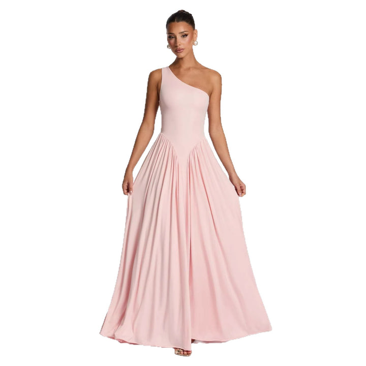 Kvindelige elegante asymmetrisk maxi kjoler med flydende nederdel og fine draperingsdetaljer Skovae