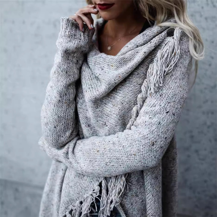Dame strikponcho med frynset detaljer og asymmetrisk snit Stilla