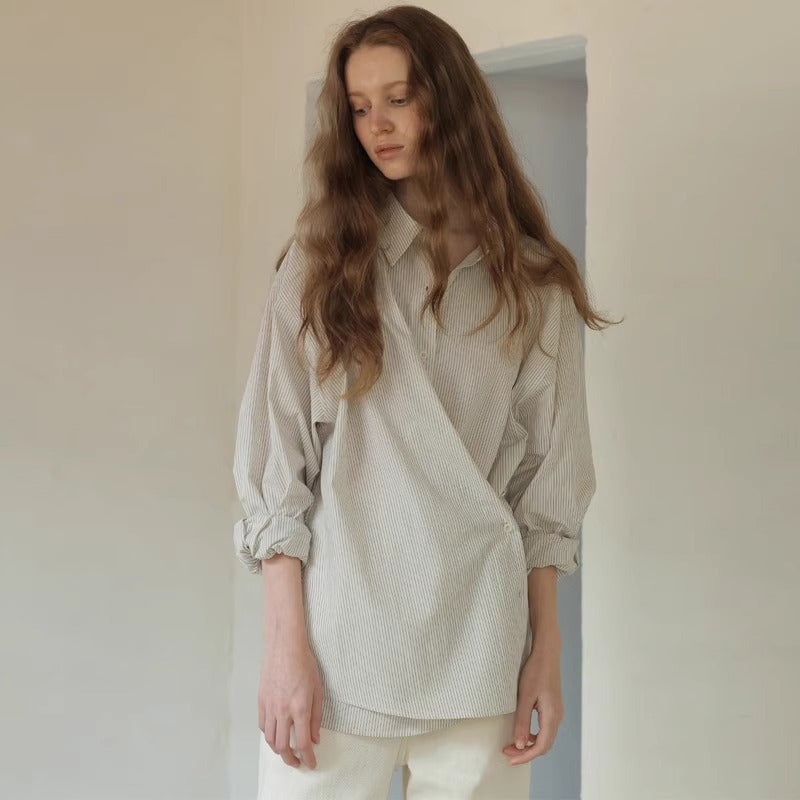 Dame afslappet vik bluse med moderne knapdetaljer og asymmetrisk snit Stilla