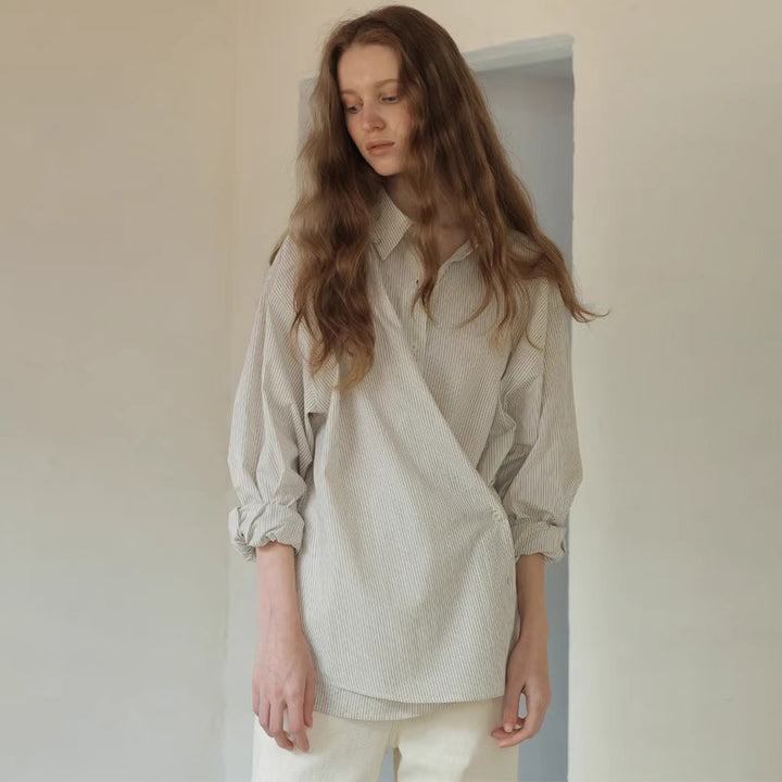 Dame afslappet vik bluse med moderne knapdetaljer og asymmetrisk snit Stilla