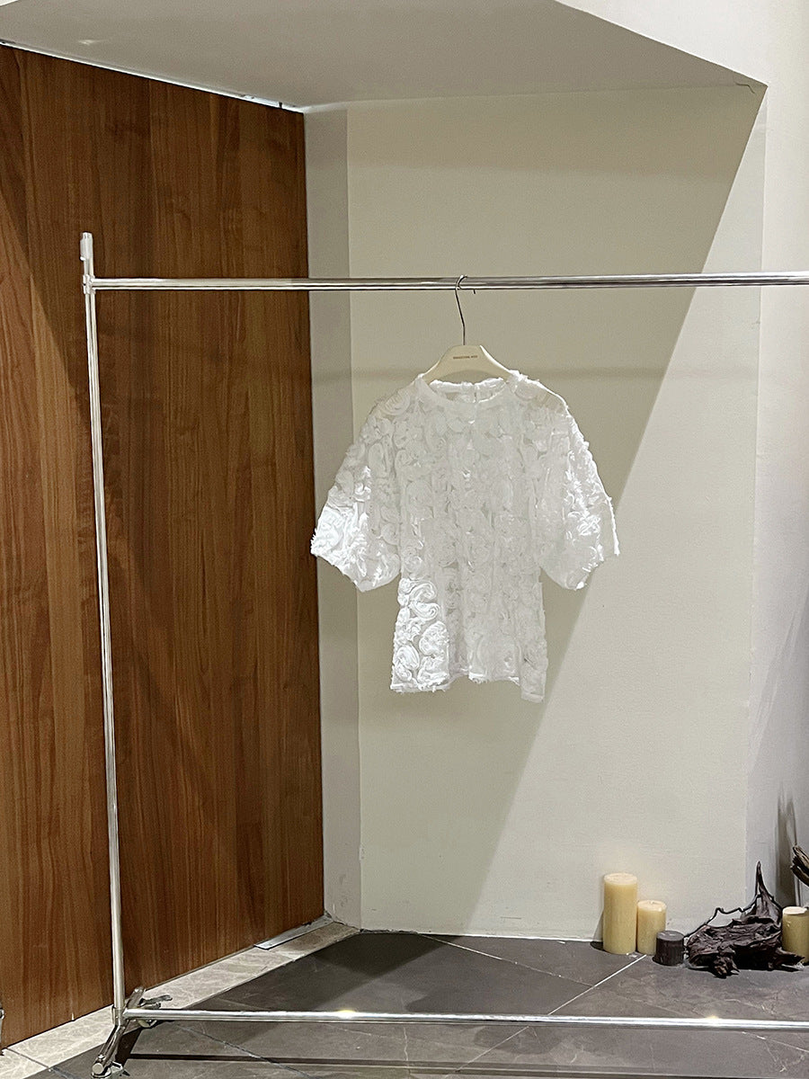 Damebluse med detaljerede 3D-blomsterapplikationer Stilla
