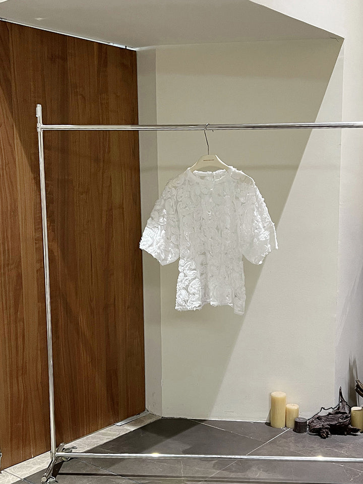 Damebluse med detaljerede 3D-blomsterapplikationer Stilla