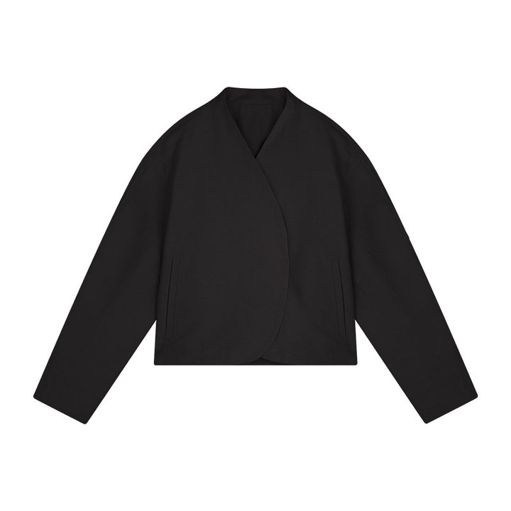Dame stilfuld kort jakke i moderne kimono-design med sidelommer Stilla