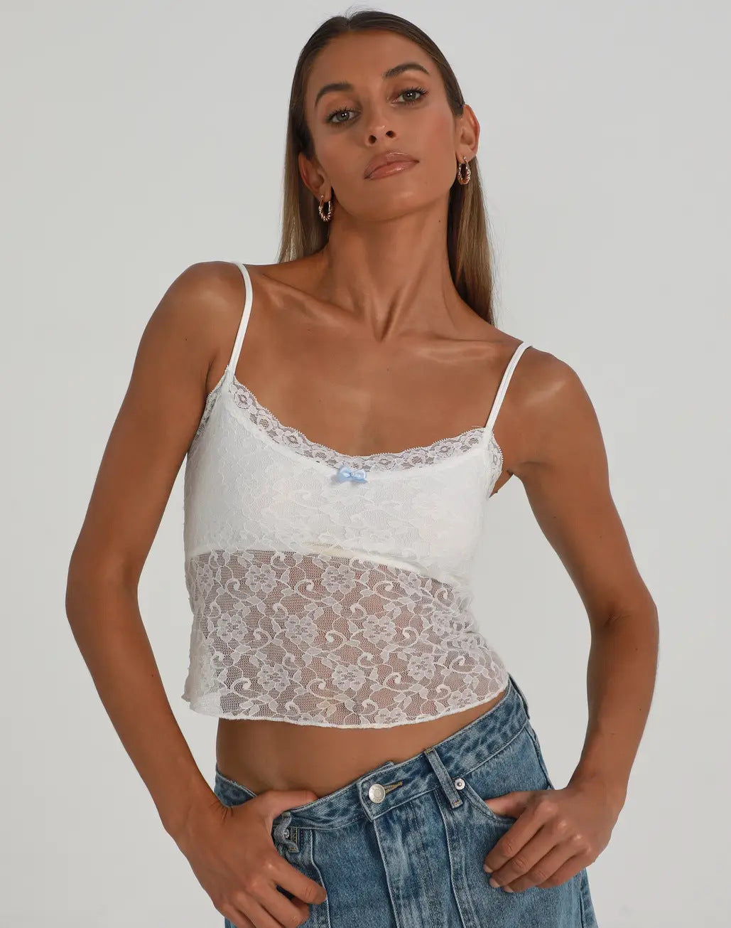 Dame spids-cami-top med sart blomsterbroderi og fine stropper Skovae