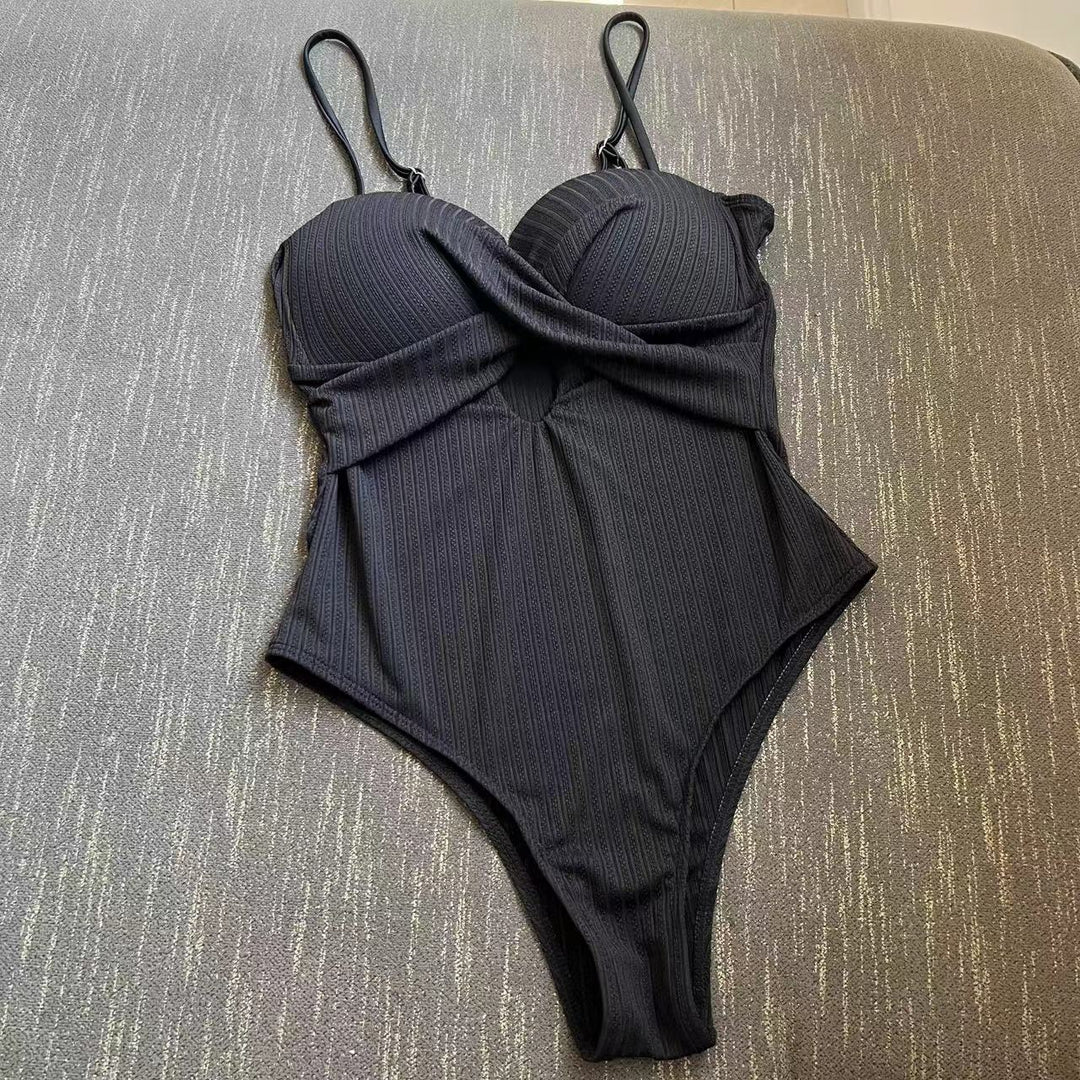 Dame Én-delt Badedragt med raffineret krydsdesign og side-cut-outs Stilla