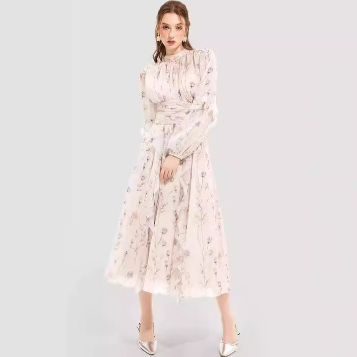 Kvinders midi kjole med blomsterbroderi og elegant bølget kant Skovae
