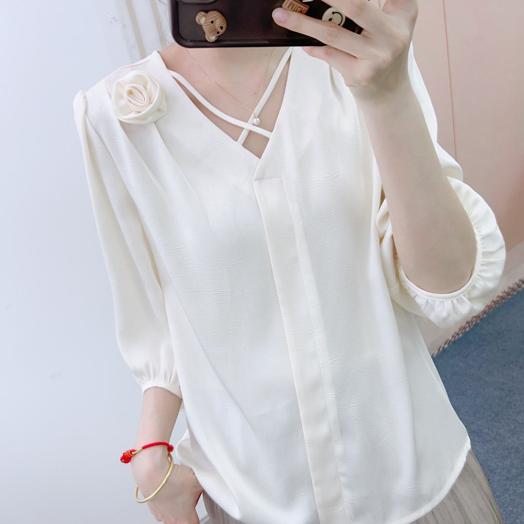 Dame Smuk bluse med floral accent og elegante rynkedetaljer Stilla