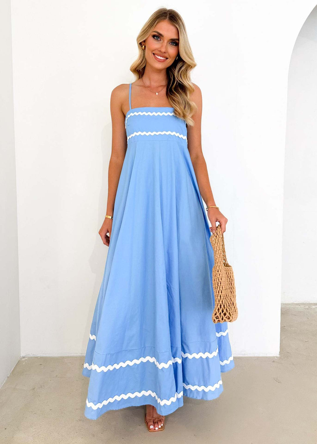 Damen sommer maxi kjole i elegant A-linie snit med sofistikerede dekorative detaljer Stilla