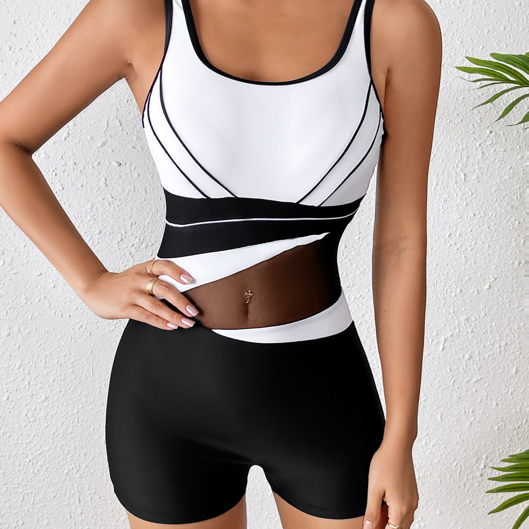 Dame Sporty badedragt med kropsformende mesh-indlæg og elastiske shorts Stilla