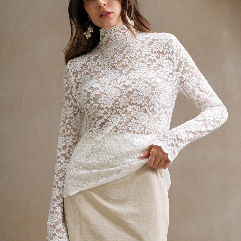 Dame blonde top med høj krave og filigran blomsterdesign Skovae
