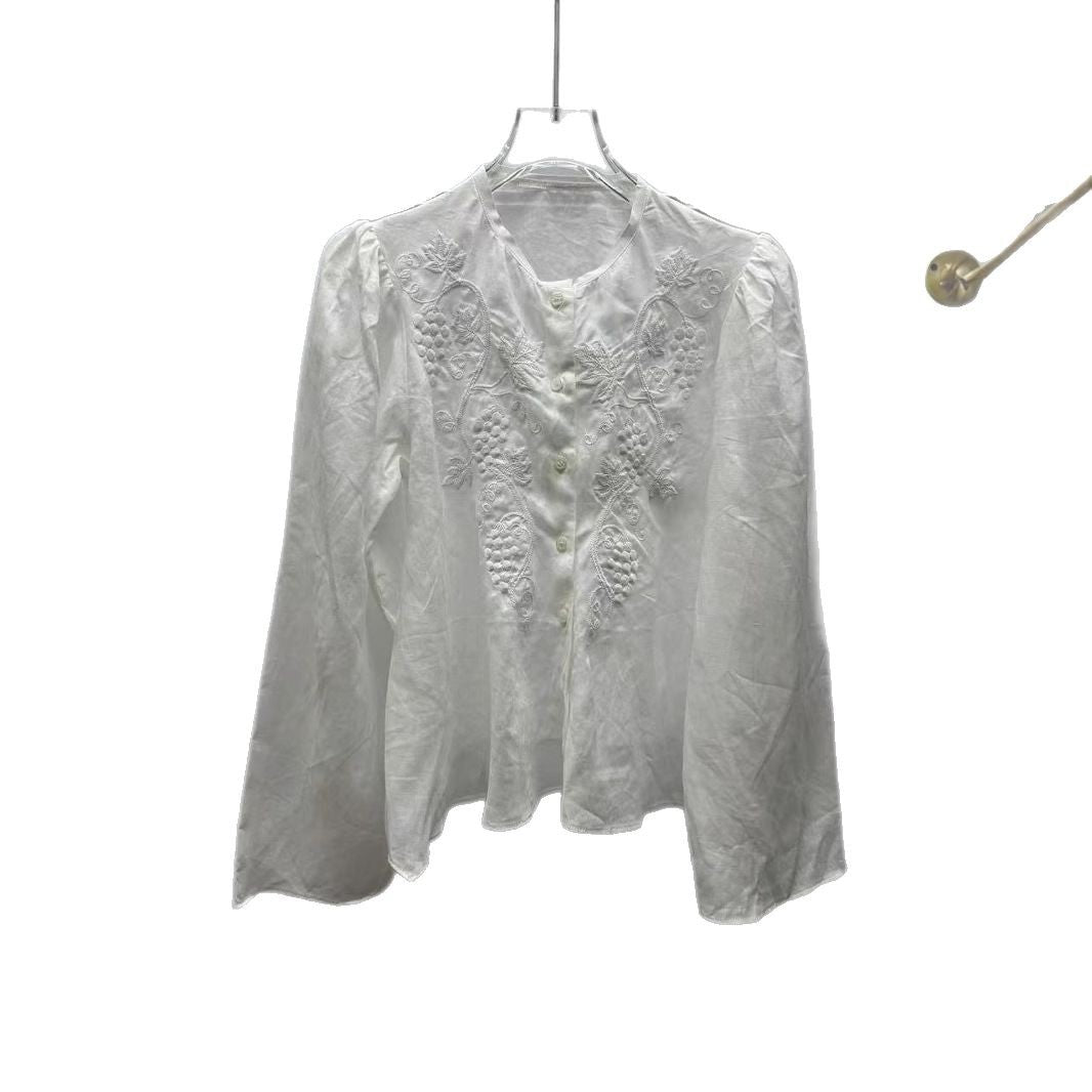 Damebluse med romantiske broderier og voluminøse ærmer Stilla
