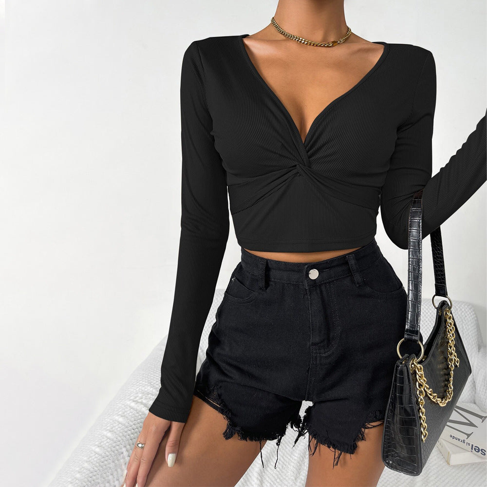 Kvinders cropped langærmet skjorte med sofistikeret knudedetalje design Stilla