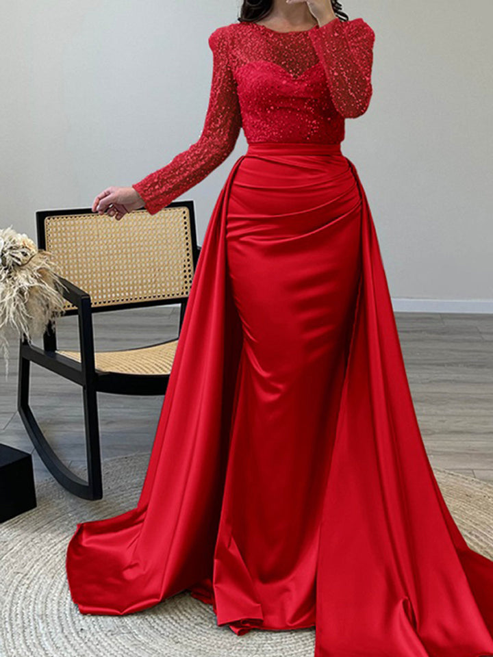Kvinders aftenkjole med glitrende paillet top og elegant satin nederdel