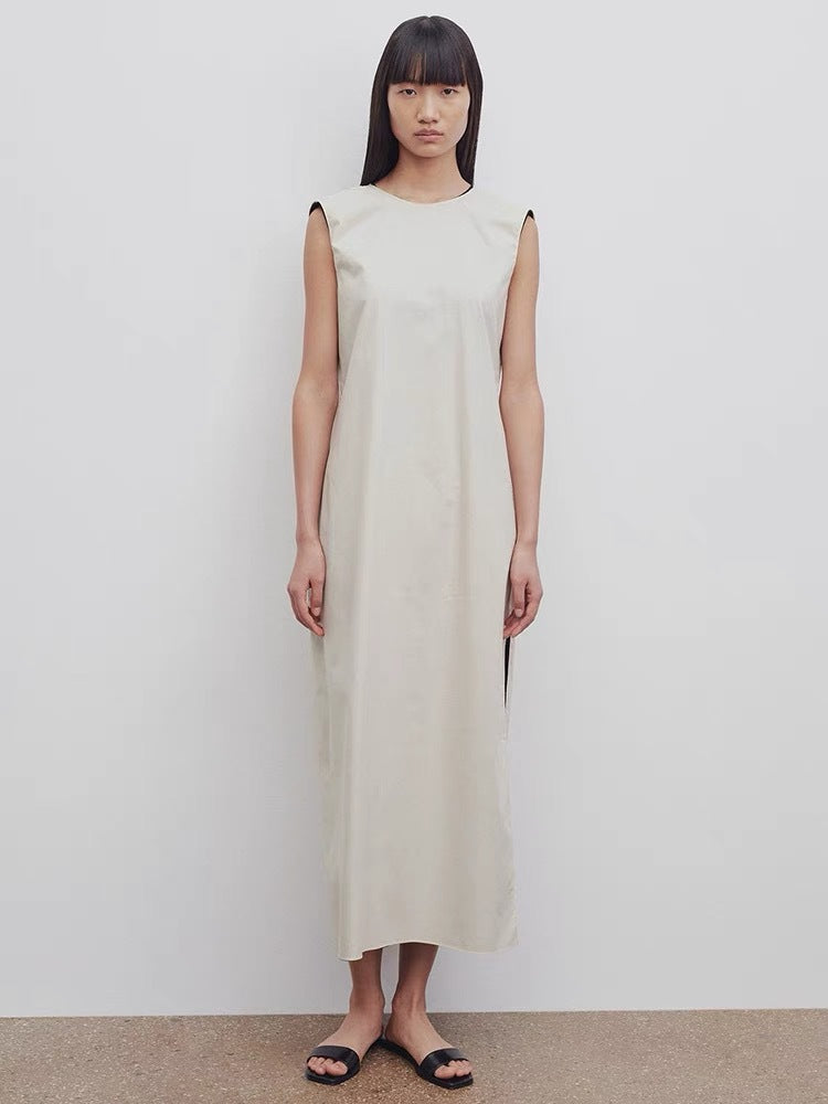 Dame maxikjole med minimalistisk silhuet og elegante sideslag Stilla