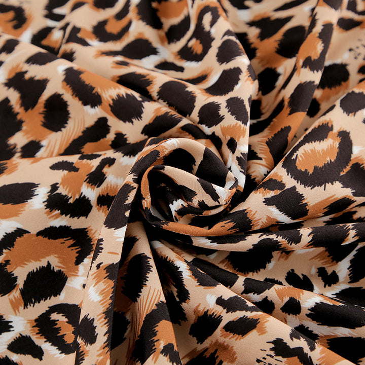 Damekjole med leopardmønster og elegant krave Stilla