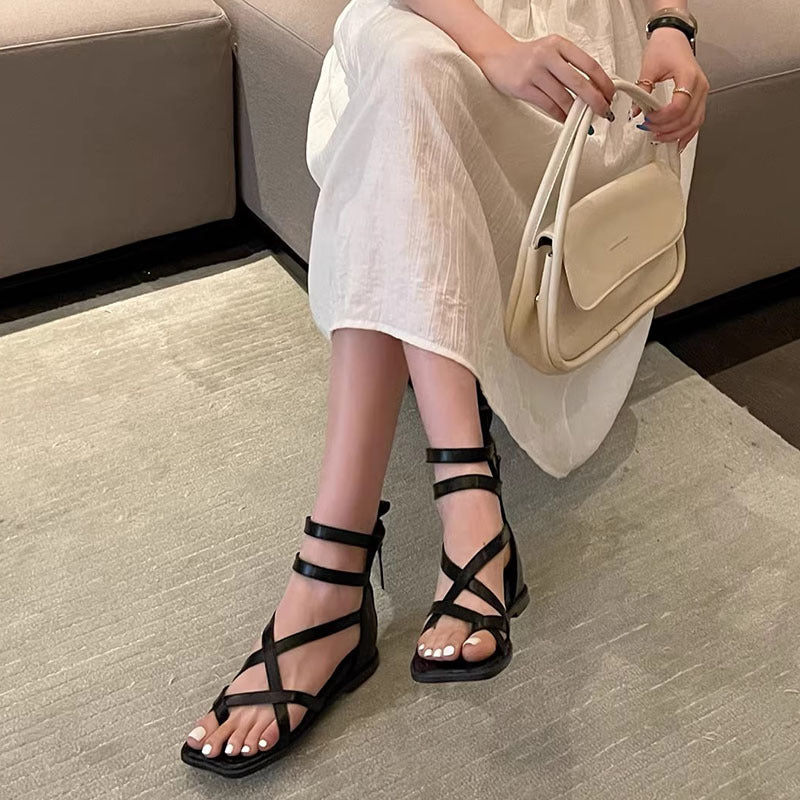 Dame sandaler med justerbare stropper og modigt design Stilla