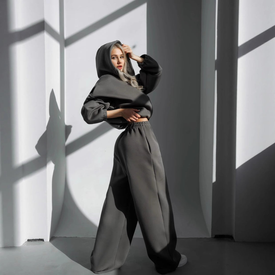 Kvinders cropped hoodie med en afslappet pasform og elegante detaljer
