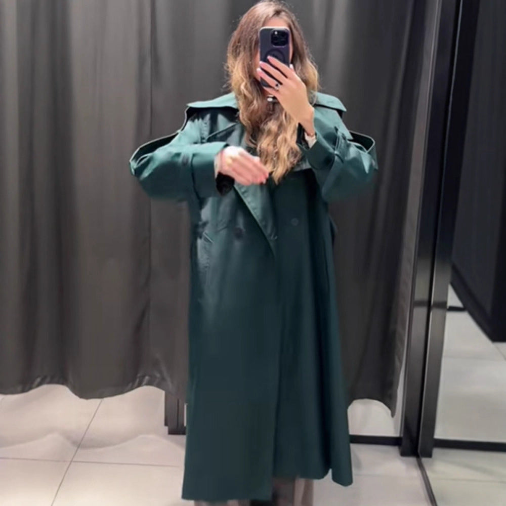 Dame trenchcoat med moderne detaljer og bred revers Stilla