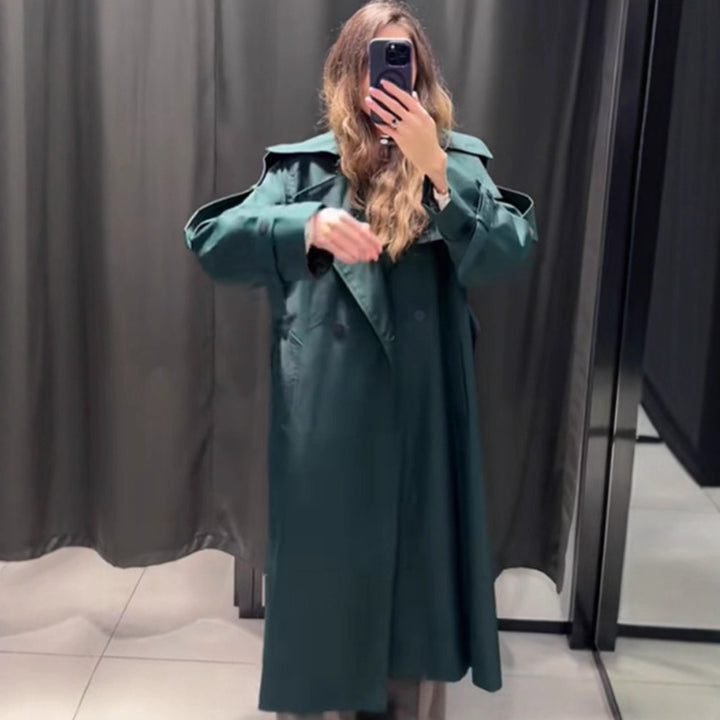 Dame trenchcoat med moderne detaljer og bred revers Stilla