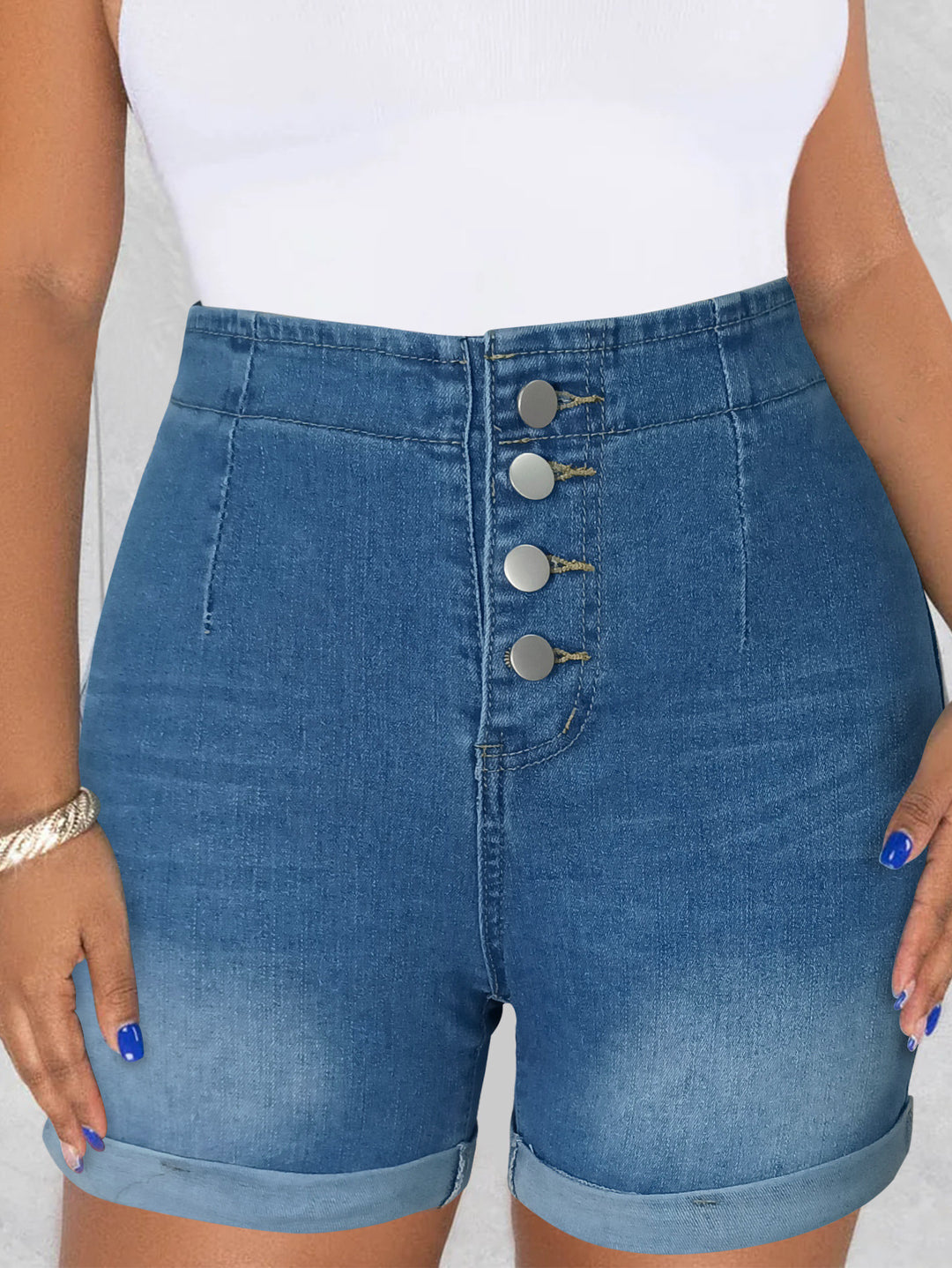 Dame højtaljede denim-shorts med knapdetaljer og opfoldet kant Stilla
