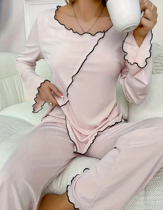 Dame komfortabel Lounge-sæt med feminine volangdetaljer Stilla