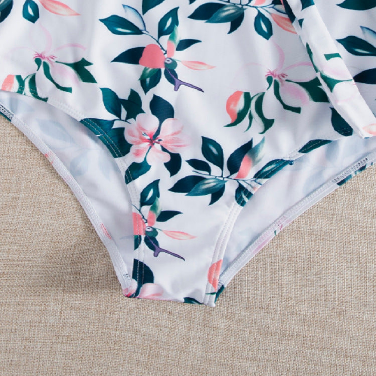 Dame én-delt badedragt med elegant snøre detaljer og floralt design Stilla