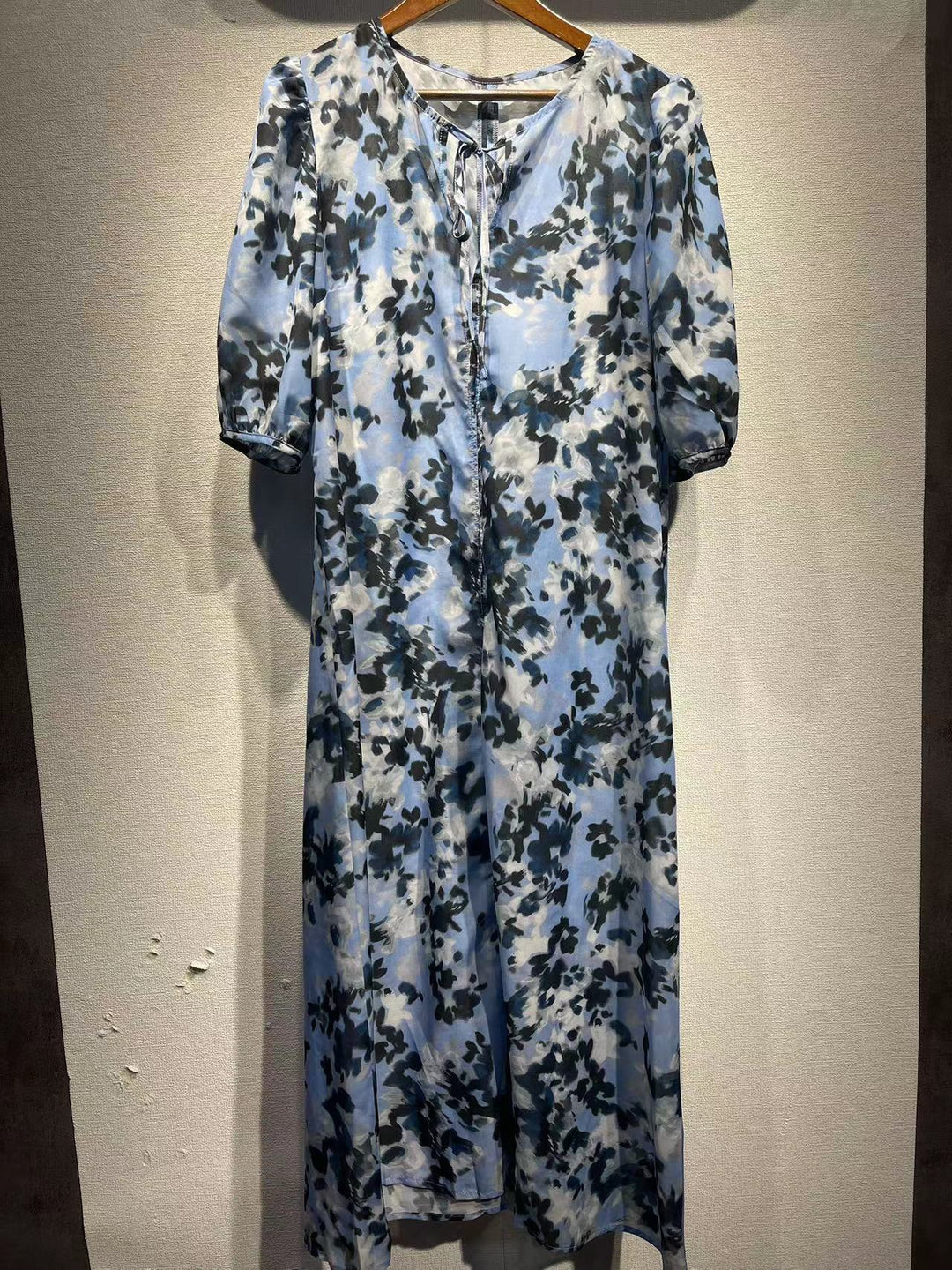 Dame maxikjole med floral akvarel-design og elegante pufærmer Stilla