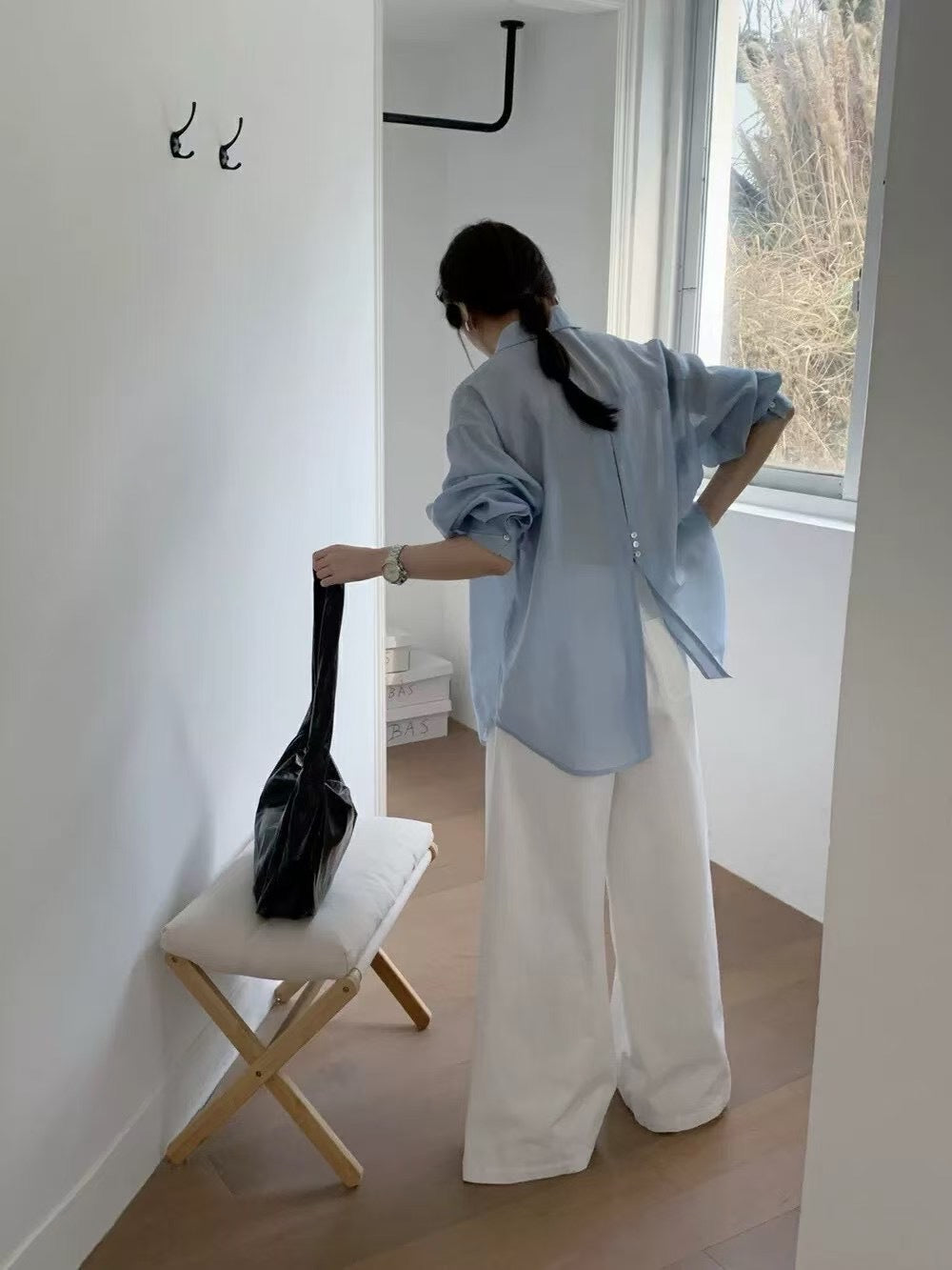 Dame Relaxed Fit Button-Up Bluse med unikt rygdetalje Stilla