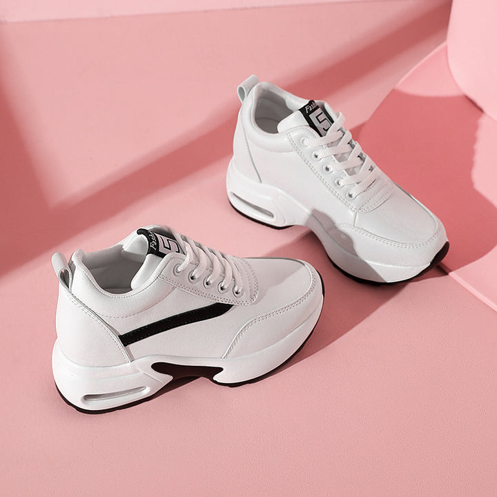 Dame nan urbaner Plateausneaker med luftformet mellemsål og bølget sidelapplikation Skovae