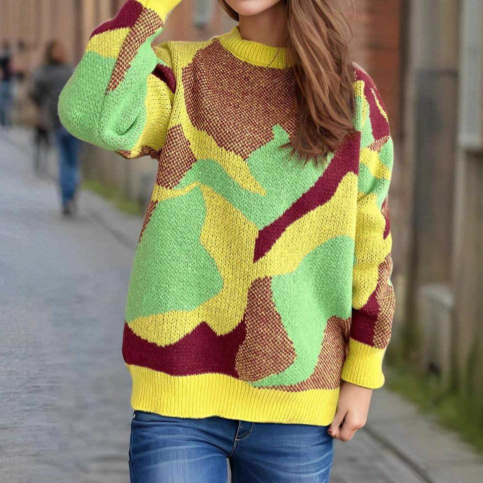 Kvindes fashionable sweater med udtryksfuldt mønster og afslappet snit Stilla