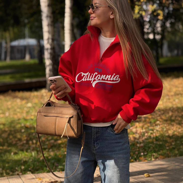 Kvinders hyggelige zip hoodie med fed grafisk print og højt krave Stilla