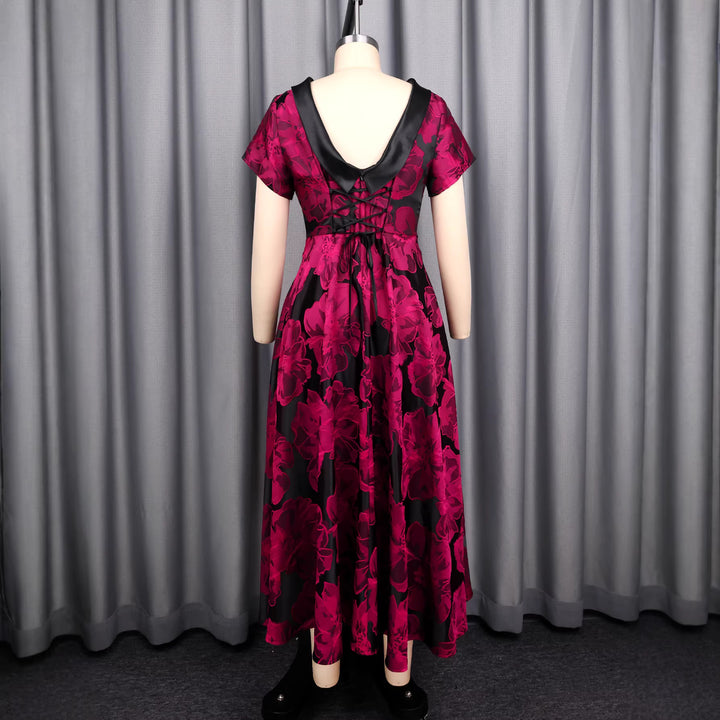 Damer Elegante Midikjole med floral design og struktureret overdel Skovae