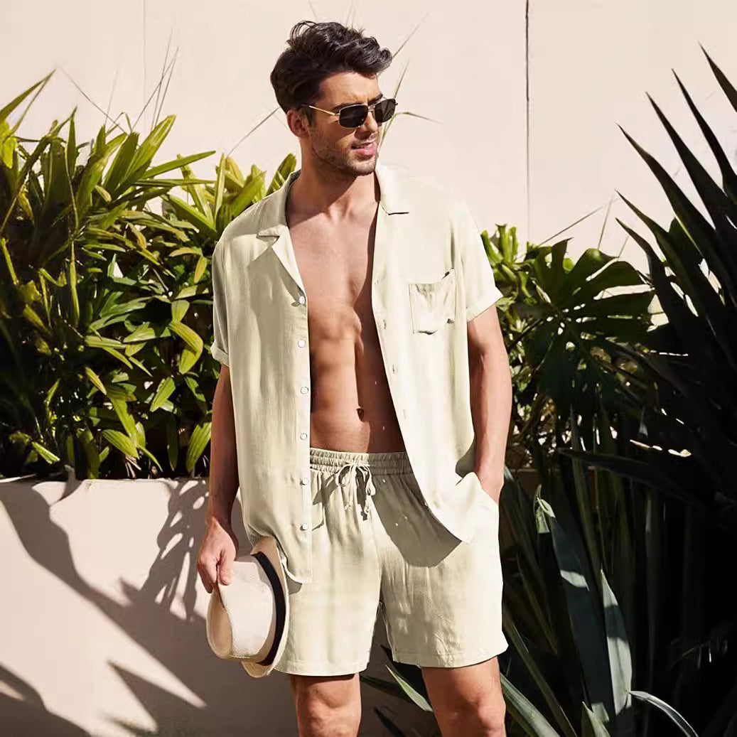 Herrer to-delt sommer-fritidsensemble med åbent reversskjorte og elastiske shorts Skovae