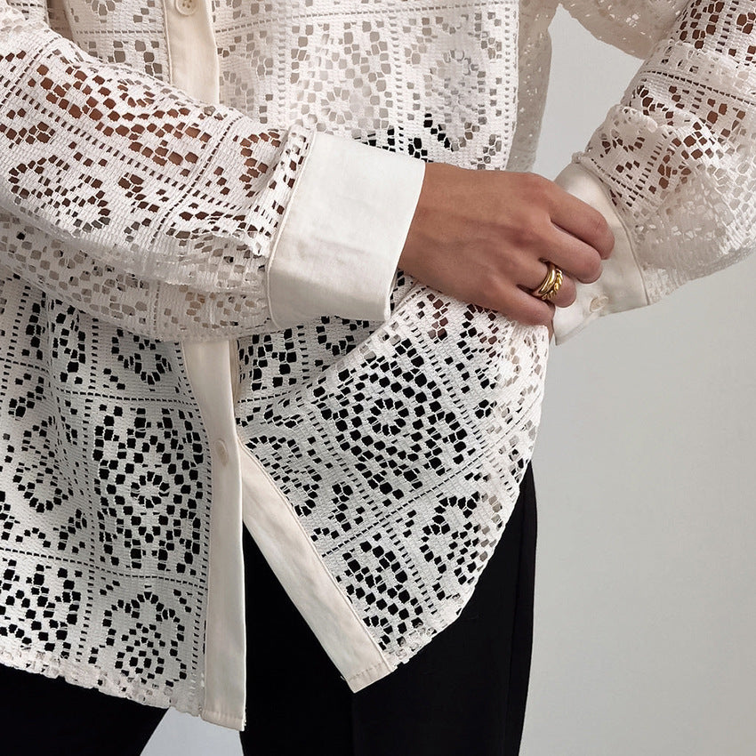 Dame luftig bluse lavet af hullet stof med elegant krave og knapdetaljer Stilla