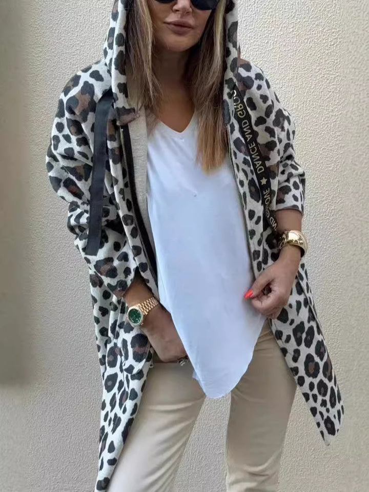 Dame hoodie med modetrend leopardmønster og praktische lommer Stilla