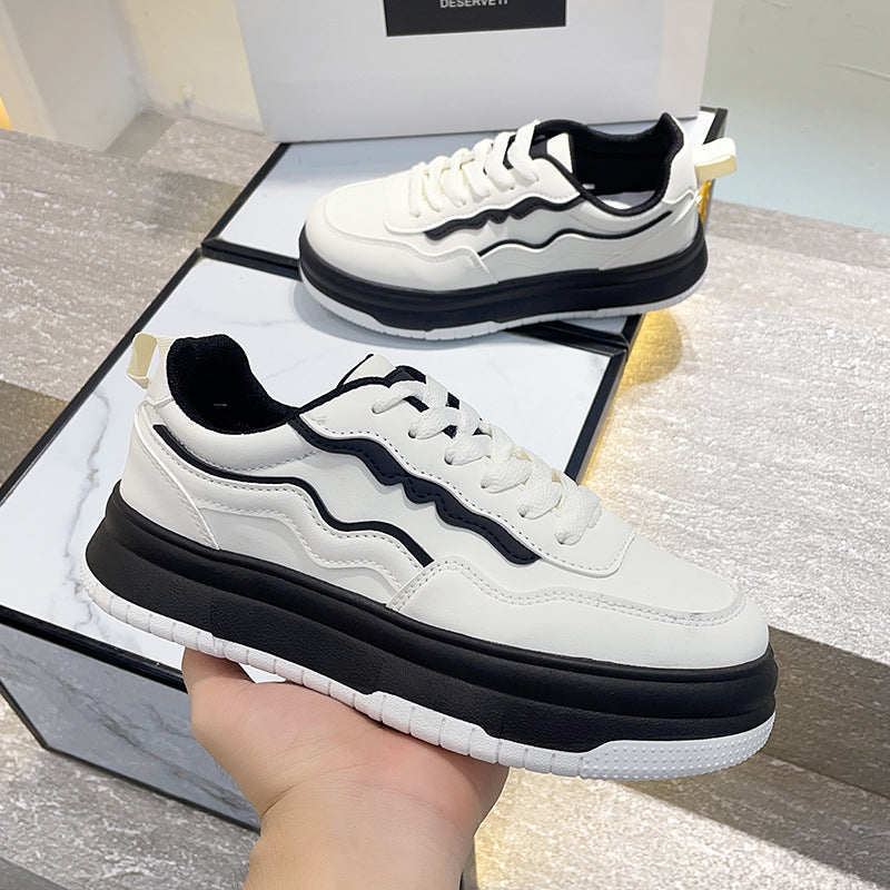 Dame Plateau-Sneakers i moderne design med stitched overfladestruktur og støddæmpende sål Stilla