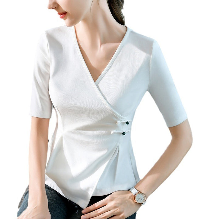 Dame indpakningsbluse med dekorative knapper og figursyet snit Stilla
