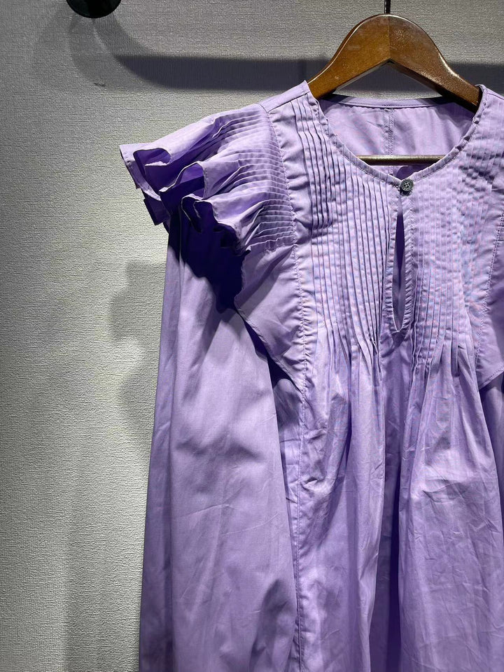 Damebluse med voluminøse flæsedetaljer og særpræget plisséfold Stilla