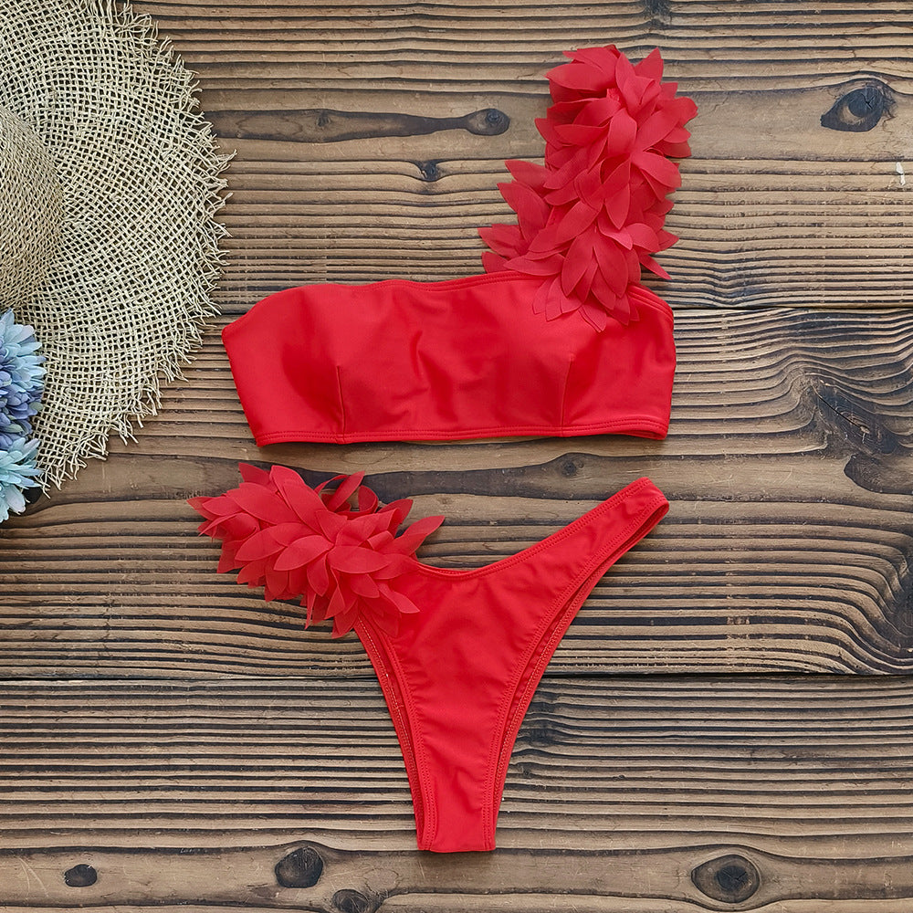 Dame bikini-sæt med asymmetrisk top og kreative blomsterapplikationer Stilla