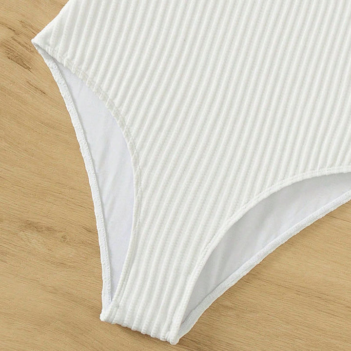 Dame enhed badedragt med smart cut-out og dekorativt gulddetalje Skovae